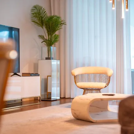 Bk - 3 Pools - Gym - Ac - Huge Balcony Apartment *