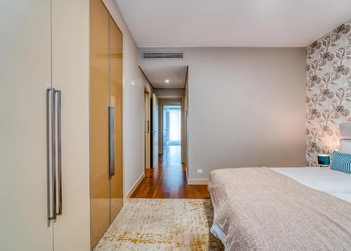 Bk - 3 Pools - Gym - Ac - Huge Balcony *