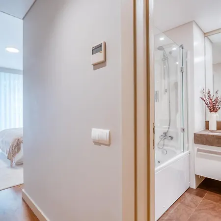 Bk - 3 Pools - Gym - Ac - Huge Balcony Apartment